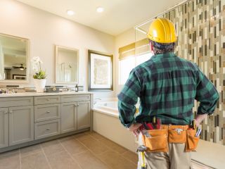Contractor Consults with Customers: Ensuring a Seamless Drywall Repair & Remodeling Experience in Burbank